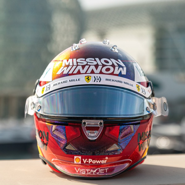 カルロス・サインツJr.、2021年F1アブダビGP用のヘルメット・デザイン