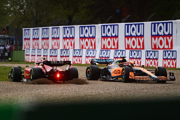 サインツとリチャルド、接触してグラベルに:2022年F1エミリア・ロマーニャGP決勝レース