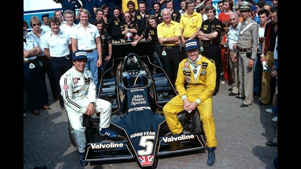1978年F1イタリアGPのスタート直後に悲劇的な事故で命を落としたロニー・ピーターソン（右）。この写真はレース当日の朝に撮影された