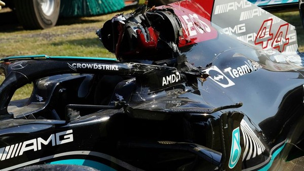 ルイス・ハミルトンのF1マシン、マックス・フェルスタッペンがタイヤが乗り上げた後の状態::2021年F1イタリアGP