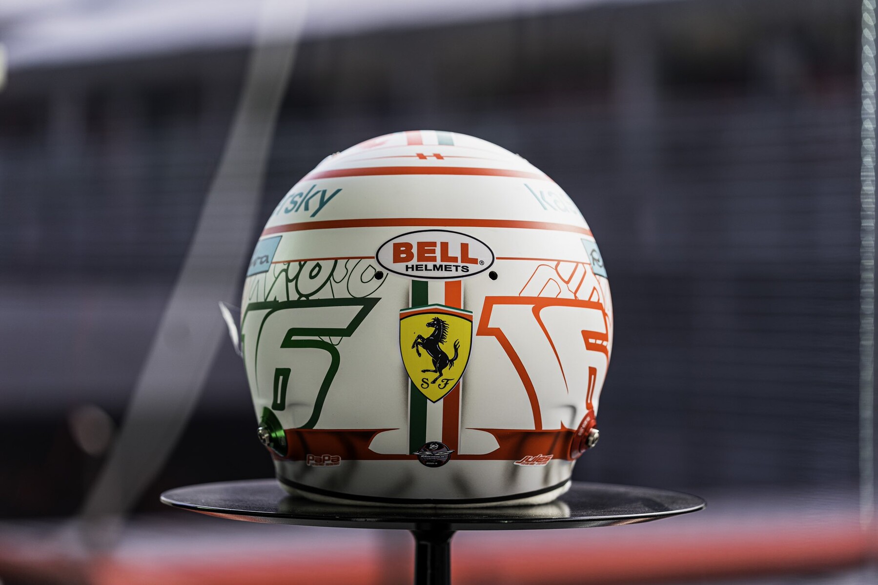 シャルル・ルクレール、モンツァ仕様のヘルメット : F1通信jp