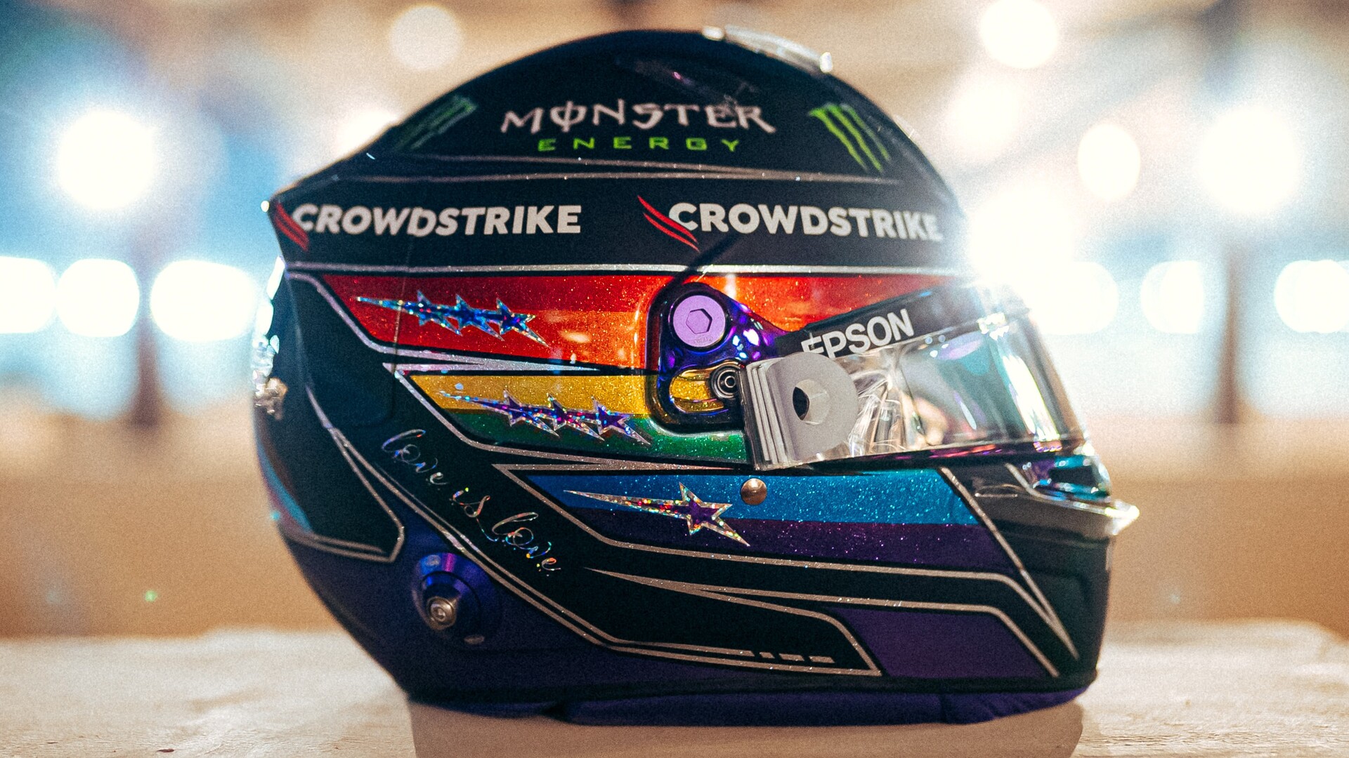 ルイス・ハミルトン、アブダビ仕様のヘルメット : F1通信jp ルイス・ハミルトン、アブダビ仕様のヘルメット : F1通信jp