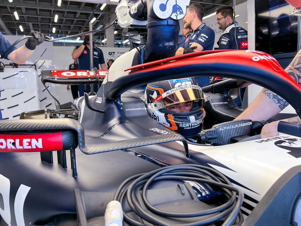 ニック・デ・フリース 2023年F1ヘルメット（BELL製ヘルメット）