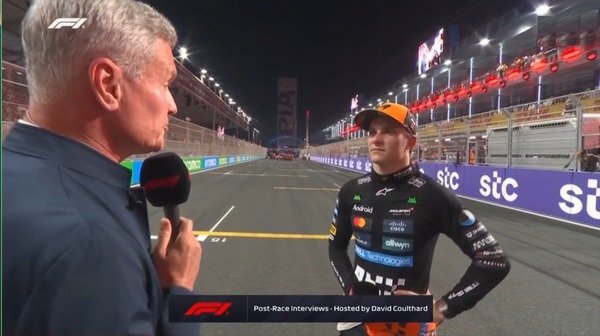 オスカー・ピアストリ、デイヴィッド・クルサードの優勝インタビューを受ける：2025年F1サウジアラビアGP