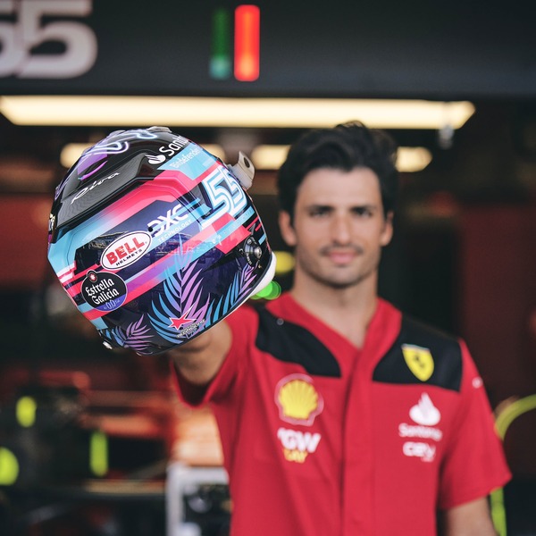 カルロス・サインツ、マイアミ仕様のヘルメット:2023年F1マイアミGP