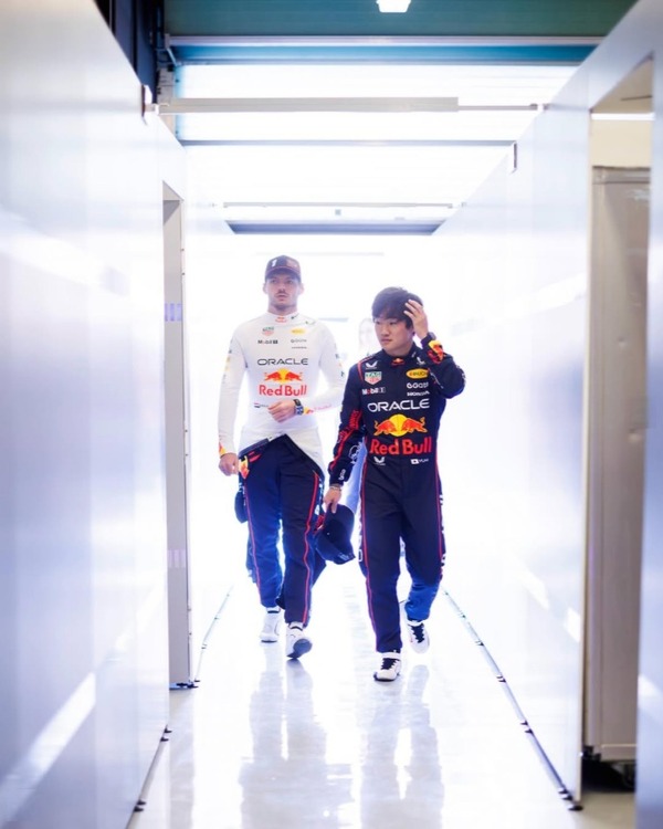 レッドブルの集合写真に向かうマックス・フェルスタッペンと角田裕毅：2025年F1アブダビGP