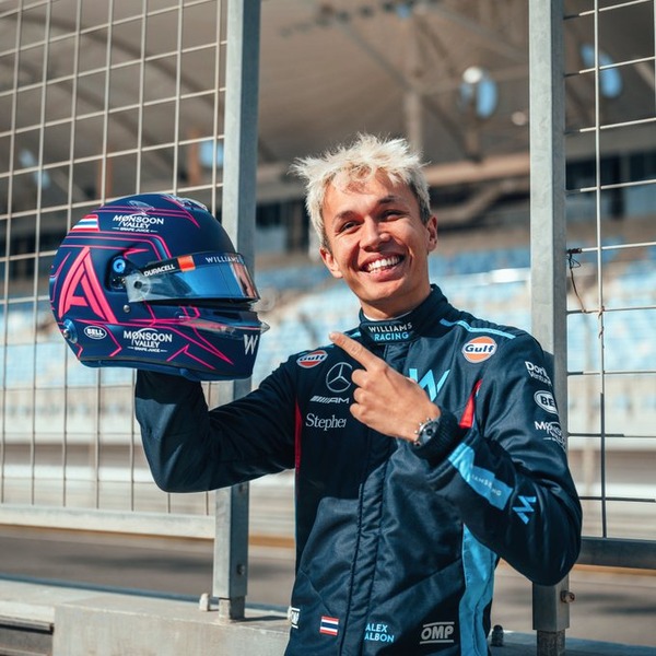 アレックス・アルボンの2023年F1ヘルメットとF1レーシングスーツ
