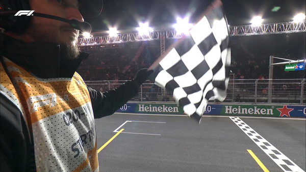 チェッカー・フラッグが振られる：2024年F1ラスベガスGPフリー走行1回目