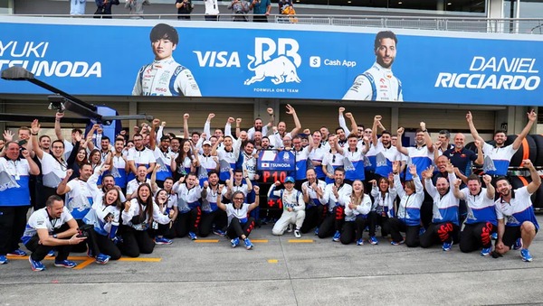 角田裕毅とRBチームスタッフ:2024年F1日本GP