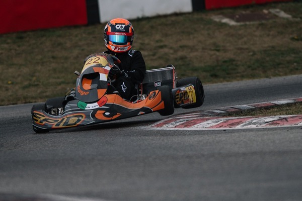 角田裕毅のゴーカート写真