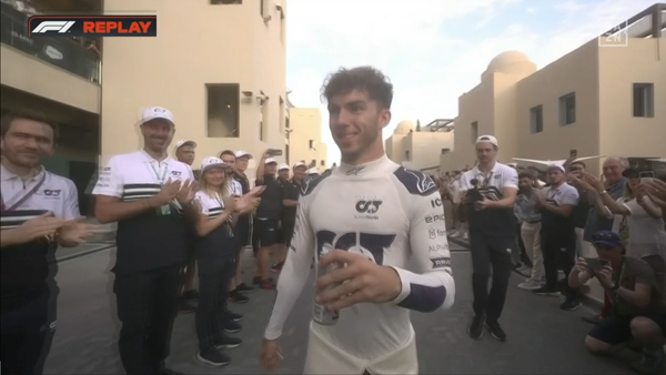 ガスリー、ガレージ入口前にスタッフが並んで拍手で出迎えられる：2022年F1アブダビGP