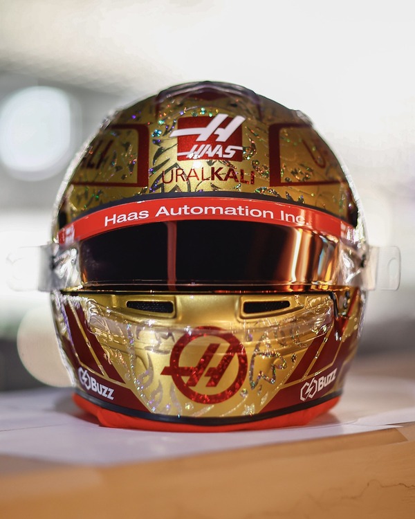 ニキータ・マゼピン、2021年F1アブダビGP用のヘルメットデザイン