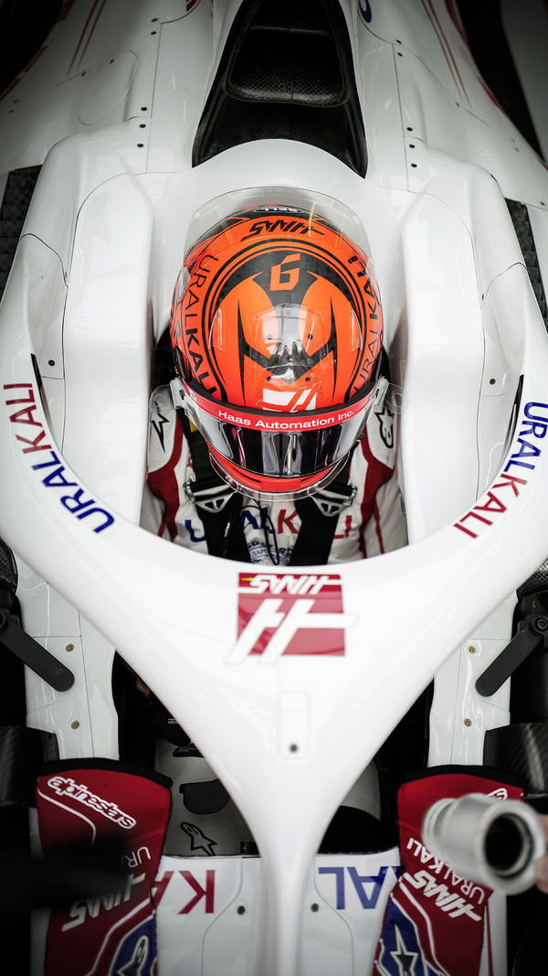 ニキータ・マゼピン（ハース）2021年F1ヘルメット