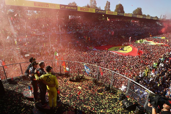 表彰台から眺めるティフォシ:2022年F1イタリアGP