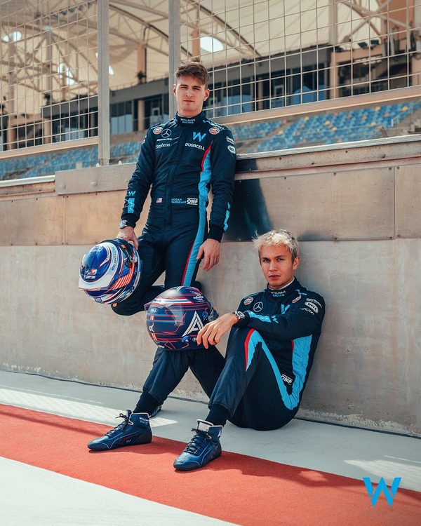 ローガン・サージェントとアレックス・アルボンとの2023年F1ヘルメットとF1レーシングスーツとF1レーシングブーツ