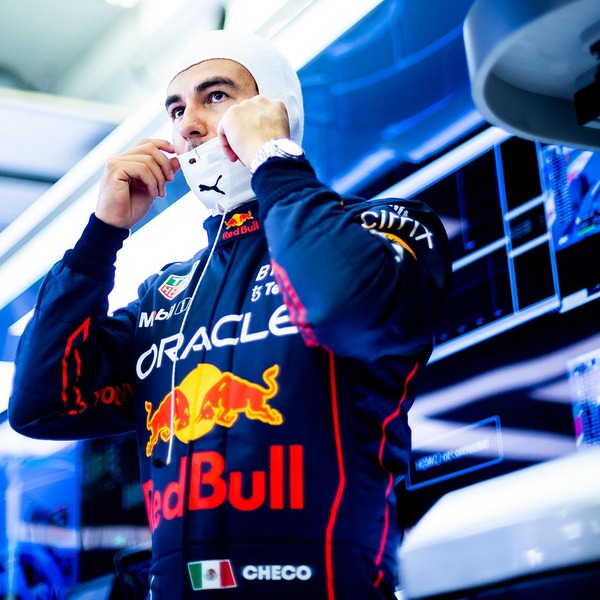 セルジオ・ペレスの2022年F1レーシングスーツ