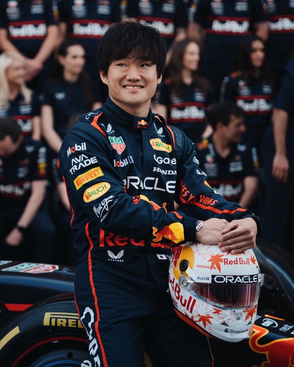 レッドブルF1チーム集合写真、角田裕毅：2025年F1アブダビGP