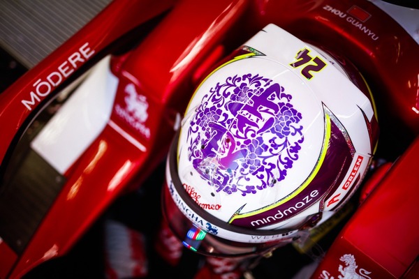 周冠宇 2022年F1ヘルメット