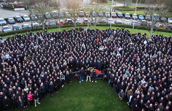 レッドブルレーシングのファクトリーでの集合写真、マックス・フェルスタッペン、角田裕毅：2025年F1最終戦後日