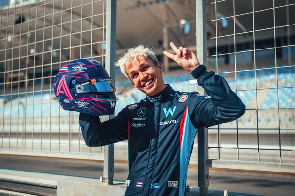 アレックス・アルボンの2023年F1ヘルメットとF1レーシングスーツ