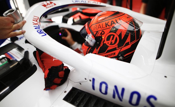 ニキータ・マゼピン（ハース）2021年F1ヘルメット