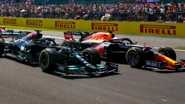 マックス・フェルスタッペンとルイス・ハミルトン、スタート時から激しくトップを争う：2021年F1イギリスGP