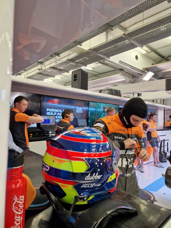 オスカー・ピアストリ 2023年F1ヘルメット（BELL製ヘルメット）