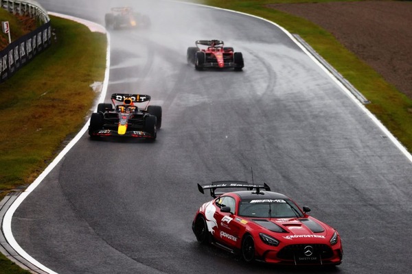 レースはセーフティカー先導でリスタートしたが、これは一部の水たまりの排除に役立った:2022年F1日本GP
