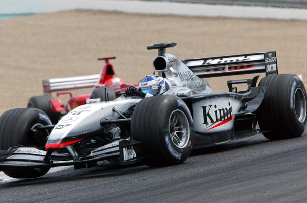 キミ・ライコネン（マクラーレン）とミハエル・シューマッハ（フェラーリ）のバトル：2002年F1フランスGP