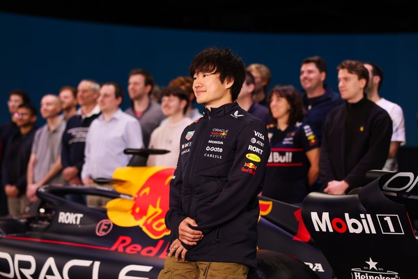 角田裕毅、レッドブルレーシングのファクトリー室内での集合写真：2025年F1最終戦後日