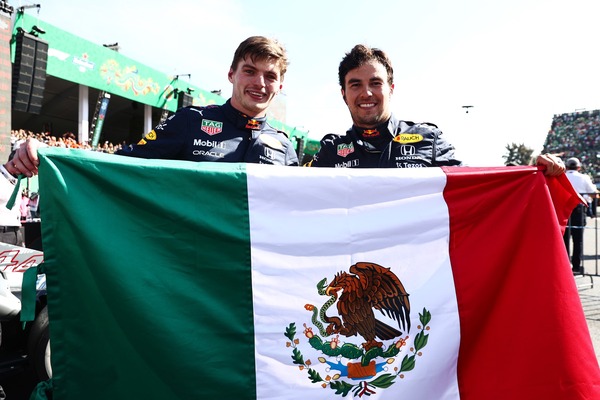 マックス・フェルスタッペンとセルジオ・ぺレス、レース後にメキシコ国旗と:2021年F1メキシコGP
