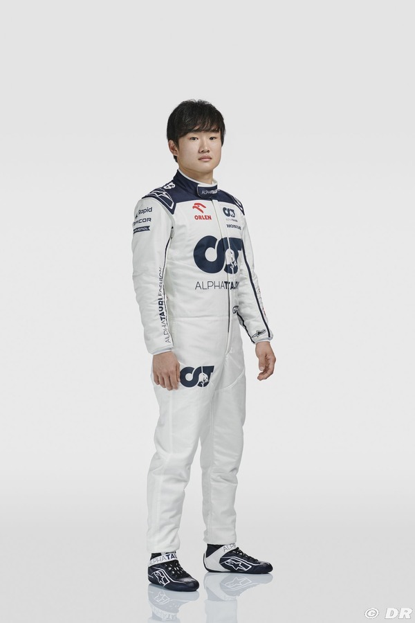 角田裕毅の2023年F1レーシングスーツとF1レーシングブーツ