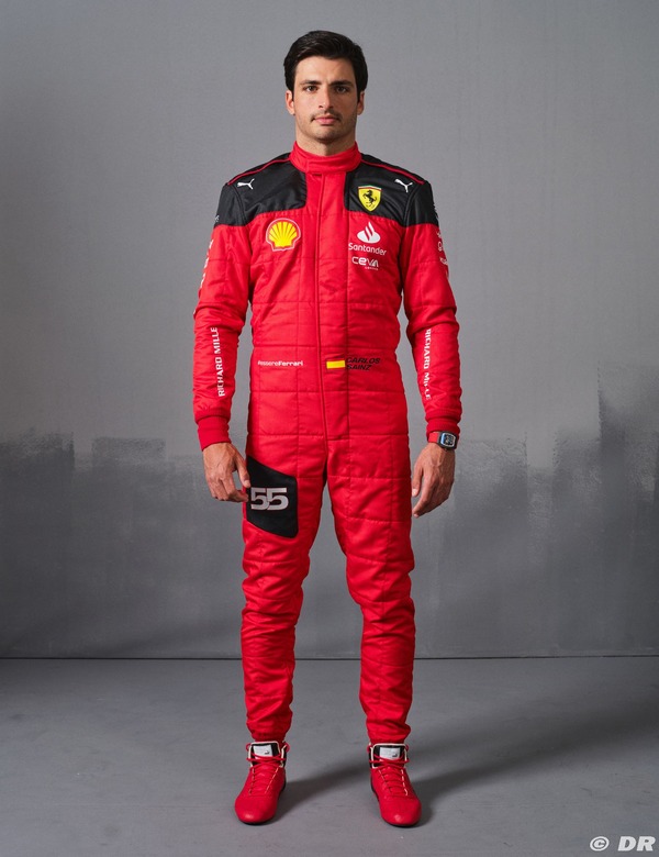 カルロス・サインツの2023年F1レーシングスーツとF1レーシングブーツ