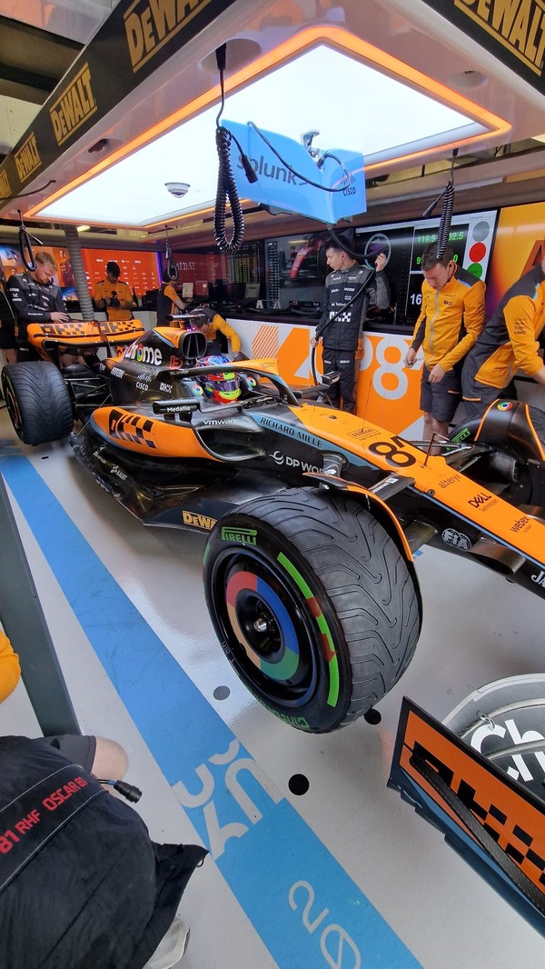 オスカー・ピアストリのヘルメット：2023年F1オーストラリアGP仕様（BELL製ヘルメット）