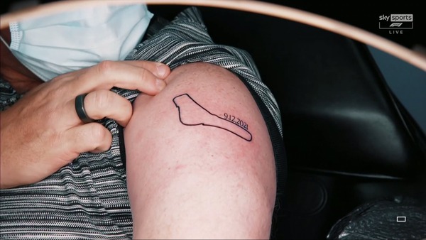 ザク・ブラウン（マクラーレンCEO）タトゥーを入れる