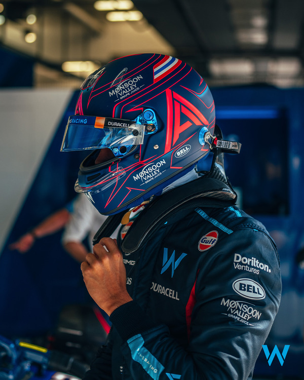 アレックス・アルボンの2023年F1ヘルメット（BELL製ヘルメット）