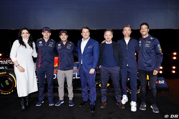 マックス・フェルスタッペン、セルジオ・ペレス、フォード・モーター社長兼CEOジム・ファーリー、クリスチャン・ホーナー、ダニエル・リチャルド:レッドブルRB19発表会