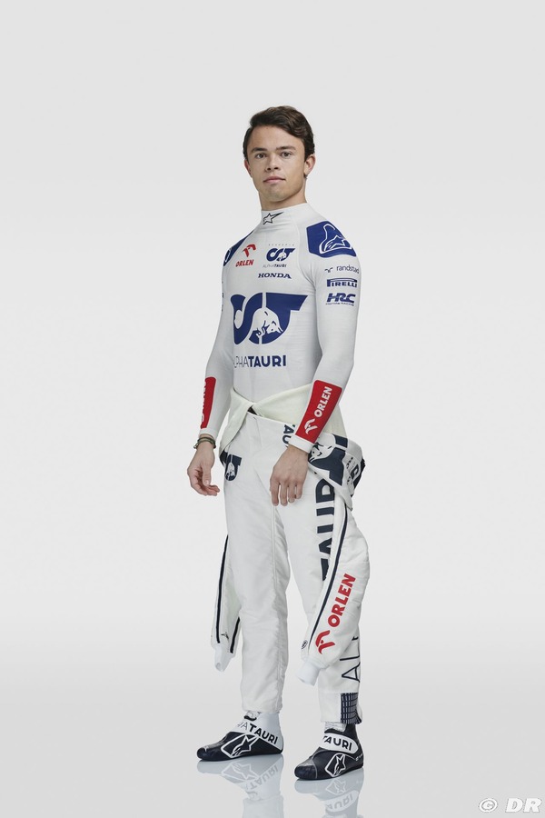 ニック・デ・フリースの2023年F1レーシングスーツとF1レーシングブーツ