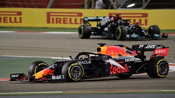 マックス・フェルスタッペン(高傾斜角のレッドブル・ホンダRB16B)、ルイス・ハミルトン(低傾斜角のメルセデスW12):2021年F1バーレーンGP