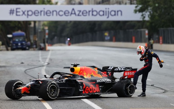 フェルスタッペン、タイヤを蹴る:2021年F1アゼルバイジャンGP