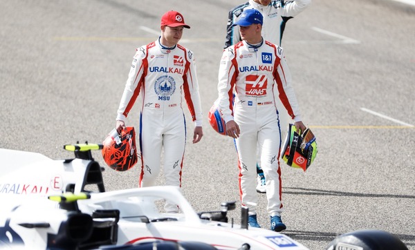 ニキータ・マゼピン、ミック・シューマッハ（ハース）2021年F1ヘルメット