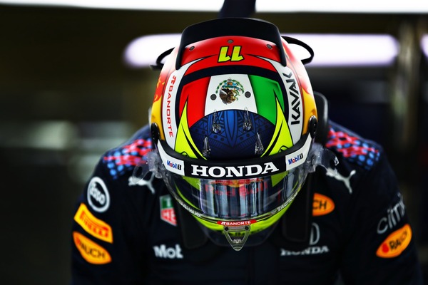 セルジオ・ペレス 2021年F1ヘルメット