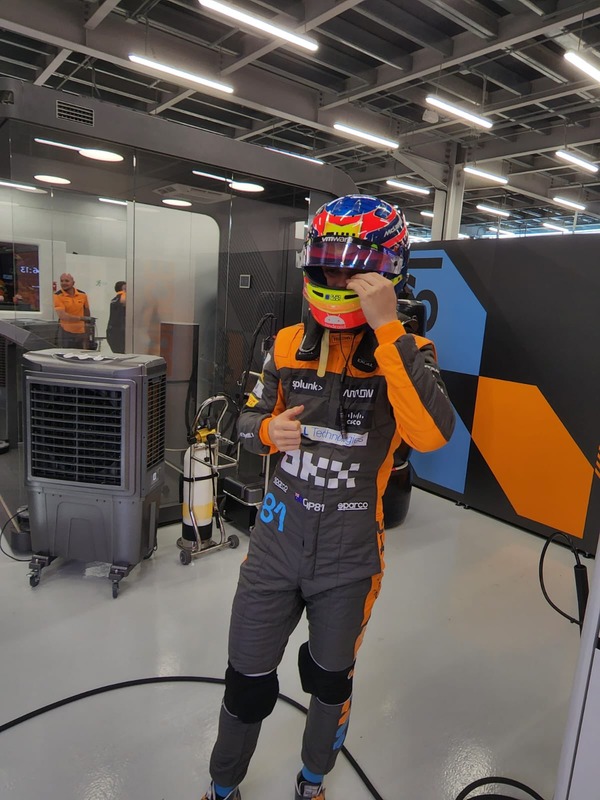 オスカー・ピアストリ 2023年F1ヘルメット（BELL製ヘルメット）