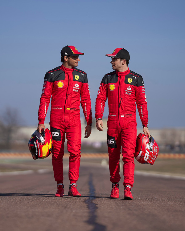 カルロス・サインツとシャルル・ルクレールの2023年F1レーシングスーツとF1レーシングブーツ