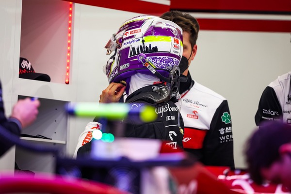 周冠宇 2022年F1ヘルメット
