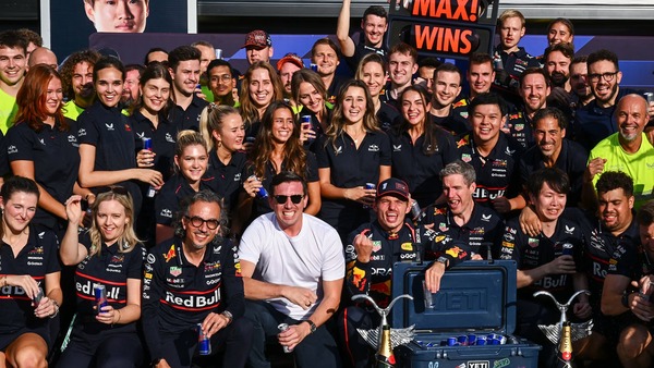 マックス・フェルスタッペンとチームスタッフの優勝記念写真：2025年F1イタリアGP