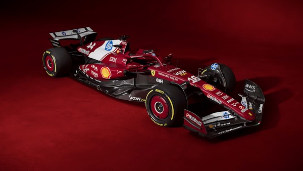フェラーリが2025年用レーシングスーツを披露。今週、ハミルトン