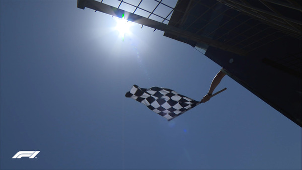 チェッカー・フラッグが振られる:2021年F1アゼルバイジャンGP