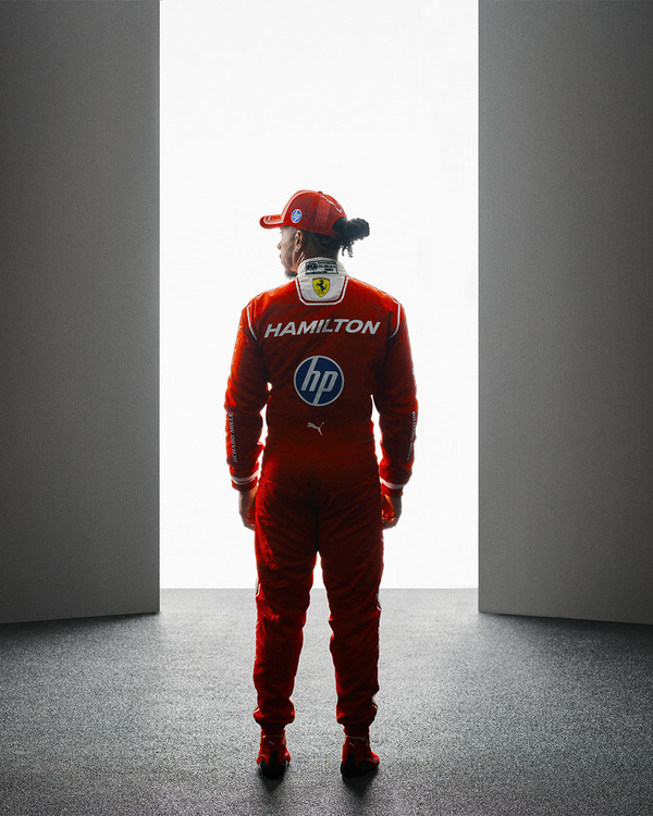 ルイス・ハミルトンの2026年仕様のF1レーシングスーツ
