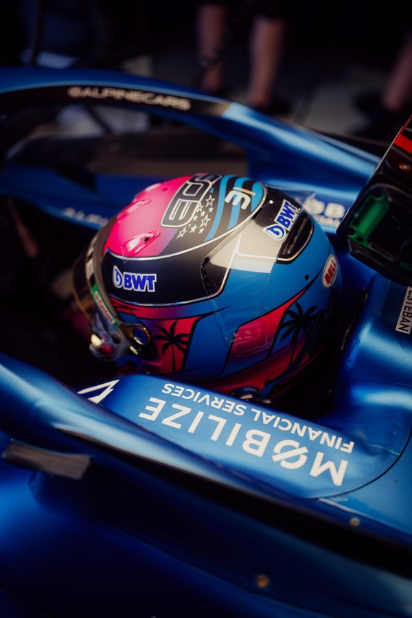 エステバン・オコン、マイアミ仕様のヘルメット：2023年F1マイアミGP